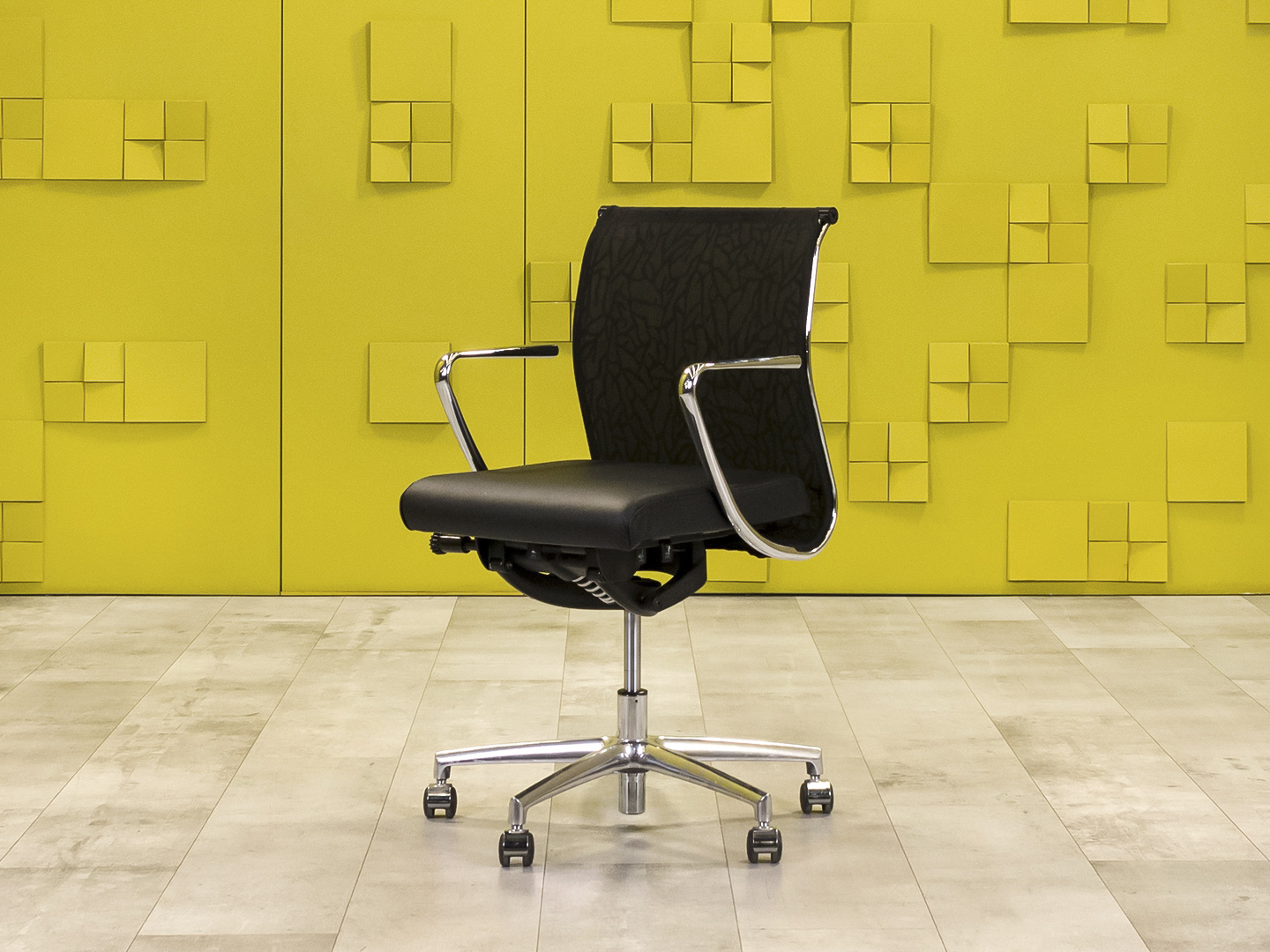 Офисное кресло руководителя на колесах DRESSCHAIR MOVING Кожа Чёрный Италия_КПКЧ-020424