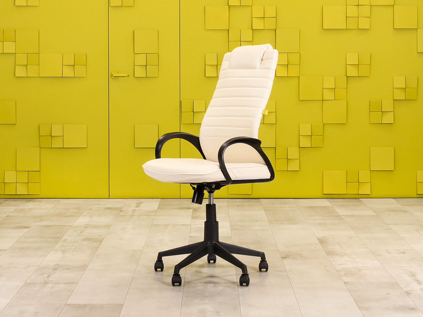 Офисное кресло руководителя на колесах КВЕСТ Кожзам Бежевый Россия