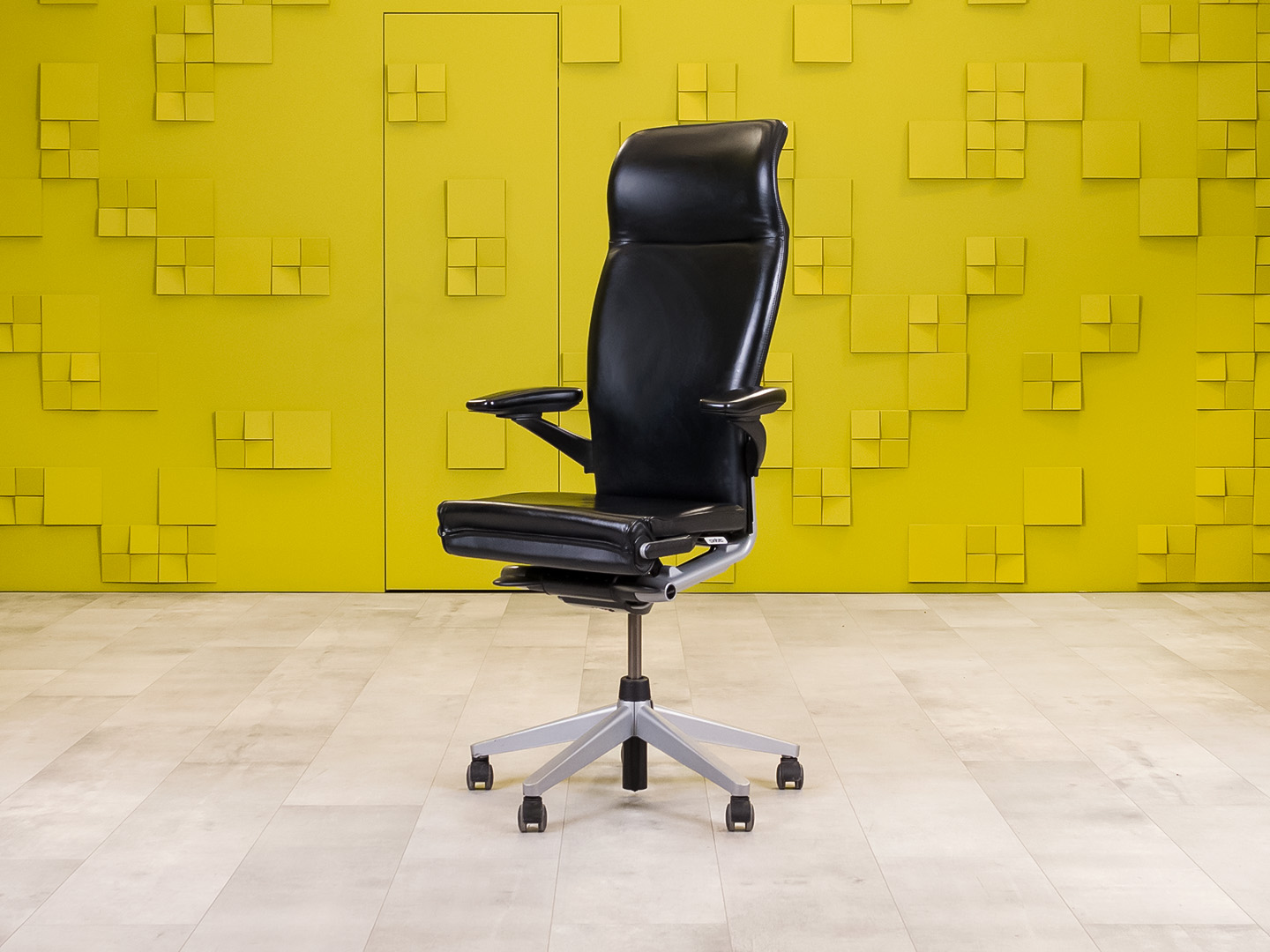 Офисное кресло руководителя на колесах Comforto HAWORTH Кожа Чёрный Германия_КРКЧ-11031