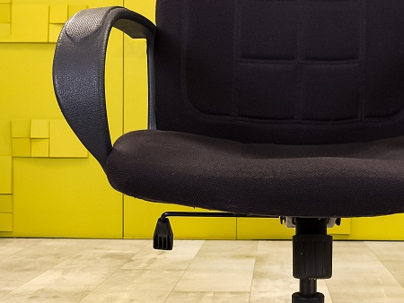 Офисное кресло руководителя на колесах Ткань Чёрный Россия  КРТЧ(а)-211124