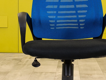 Офисное кресло для персонала на колесах Ирис Ткань Чёрный Россия