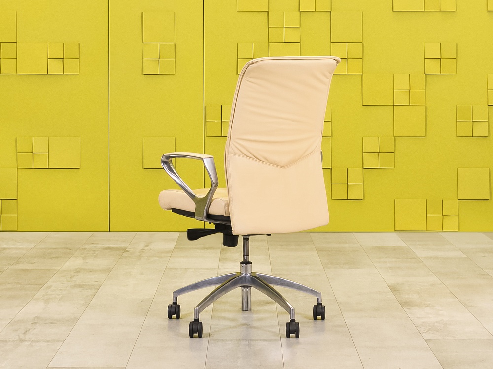 Офисное кресло руководителя на колесах Кожа Бежевый   КРКБ3-06055