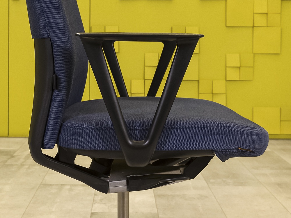 Офисное кресло для персонала на колесах Vitra Ткань Синий Швейцария  КПТН-12125