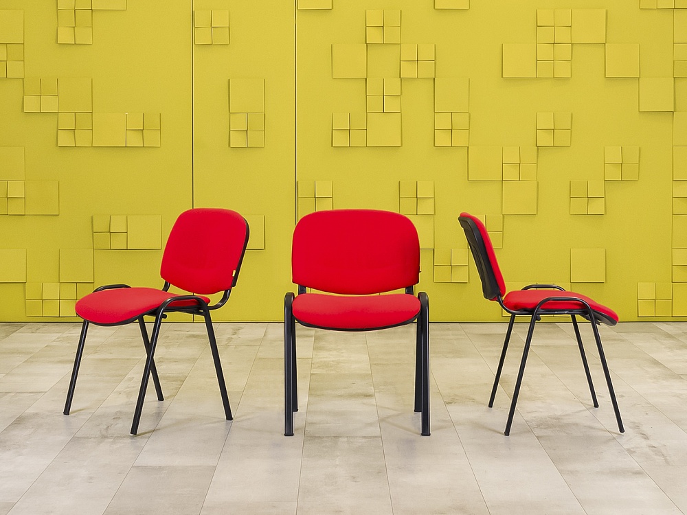 Офисный стул на ножках Изо Ткань Красный Россия