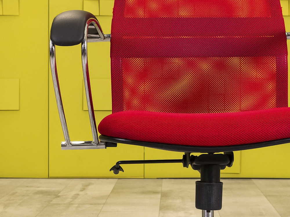 Офисное кресло руководителя на колесах Сетка Красный  КРТК-07115
