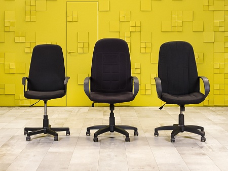 Офисное кресло руководителя на колесах Ткань Чёрный Россия  КРТЧ(а)-211124