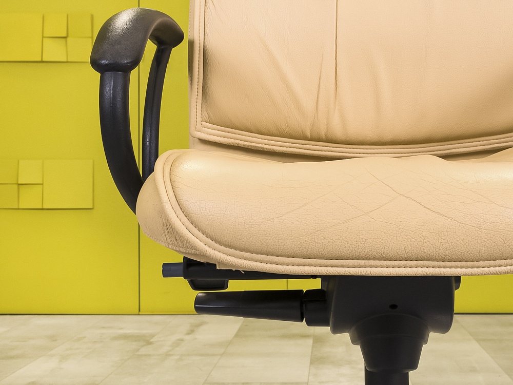 Офисное кресло руководителя на колесах Кожа Бежевый   КРКБ-06055