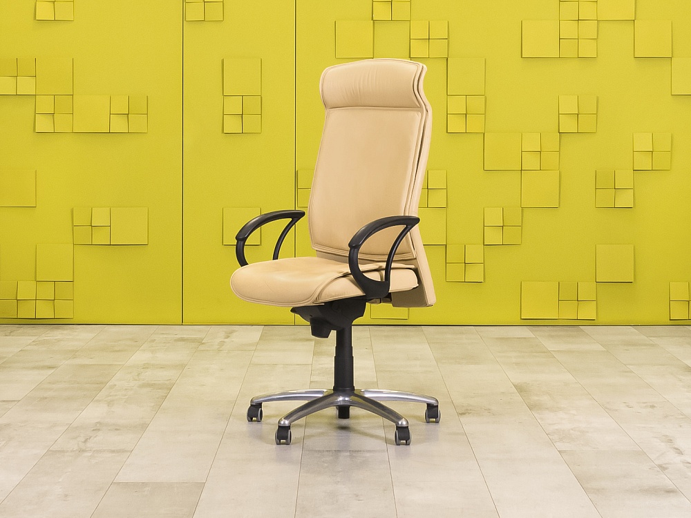 Офисное кресло руководителя на колесах Кожа Бежевый   КРКБ-06055