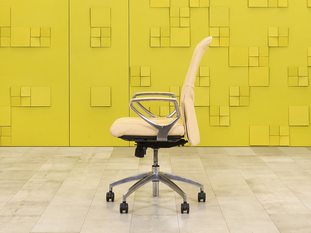 Офисное кресло руководителя на колесах Кожа Бежевый   КРКБ3-06055