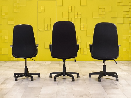 Офисное кресло руководителя на колесах Ткань Чёрный Россия  КРТЧ(а)-211124