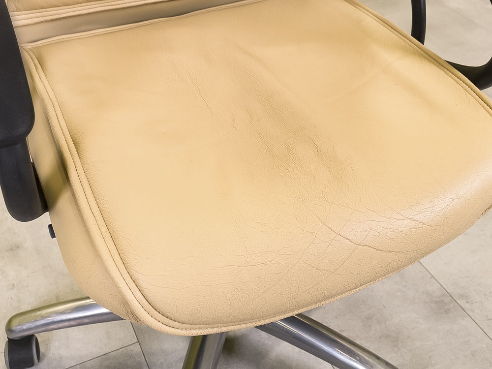 Офисное кресло руководителя на колесах Кожа Бежевый   КРКБ-06055