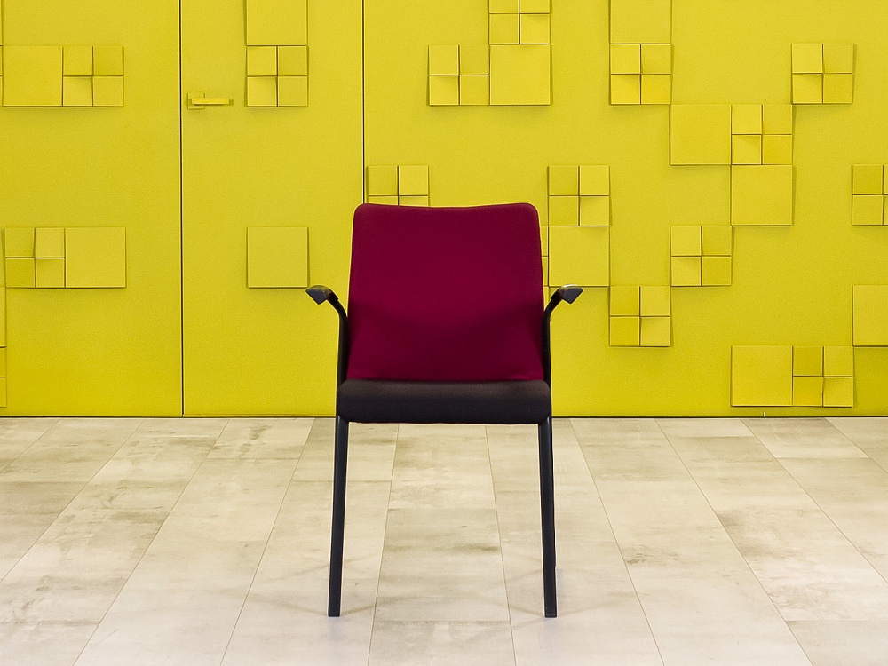 Конференц кресло для переговорной на ножках Steelcase Ткань Чёрный; Красный Франция_КНТЧ2-240923