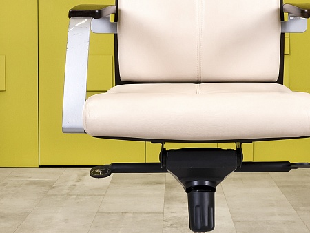 Офисное кресло руководителя на колесах Sitland Кожа Бежевый; Орех Италия_КРКБ-21051