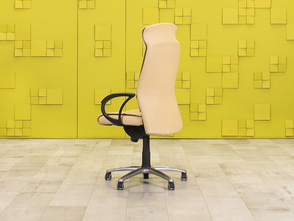 Офисное кресло руководителя на колесах Кожа Бежевый   КРКБ-06055