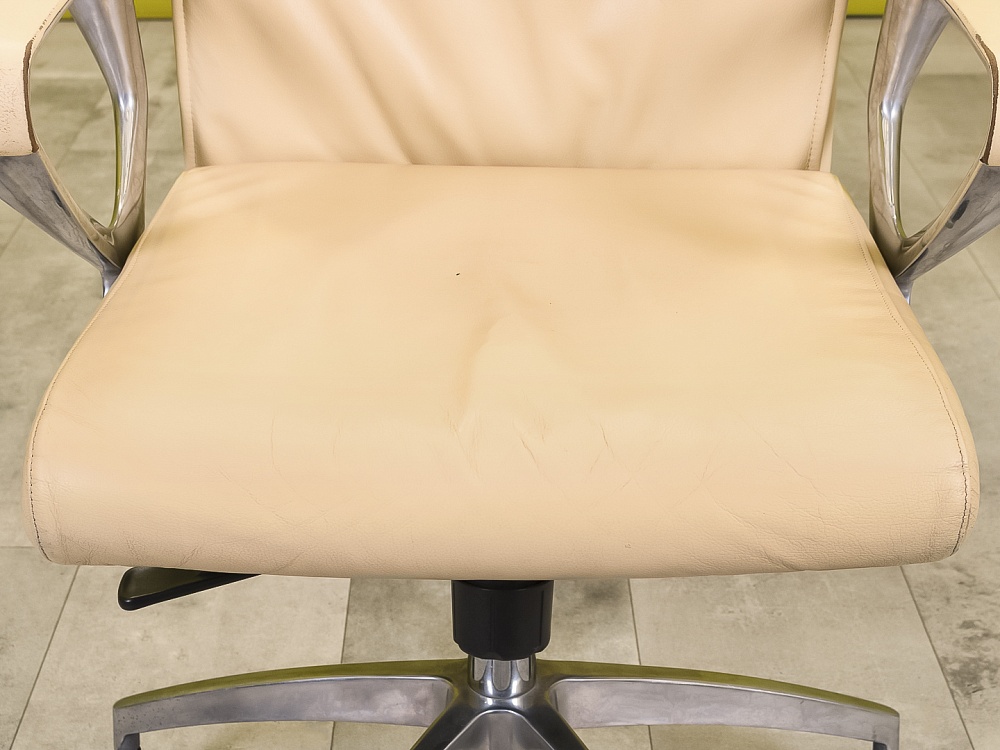 Офисное кресло руководителя на колесах Кожа Бежевый   КРКБ3-06055