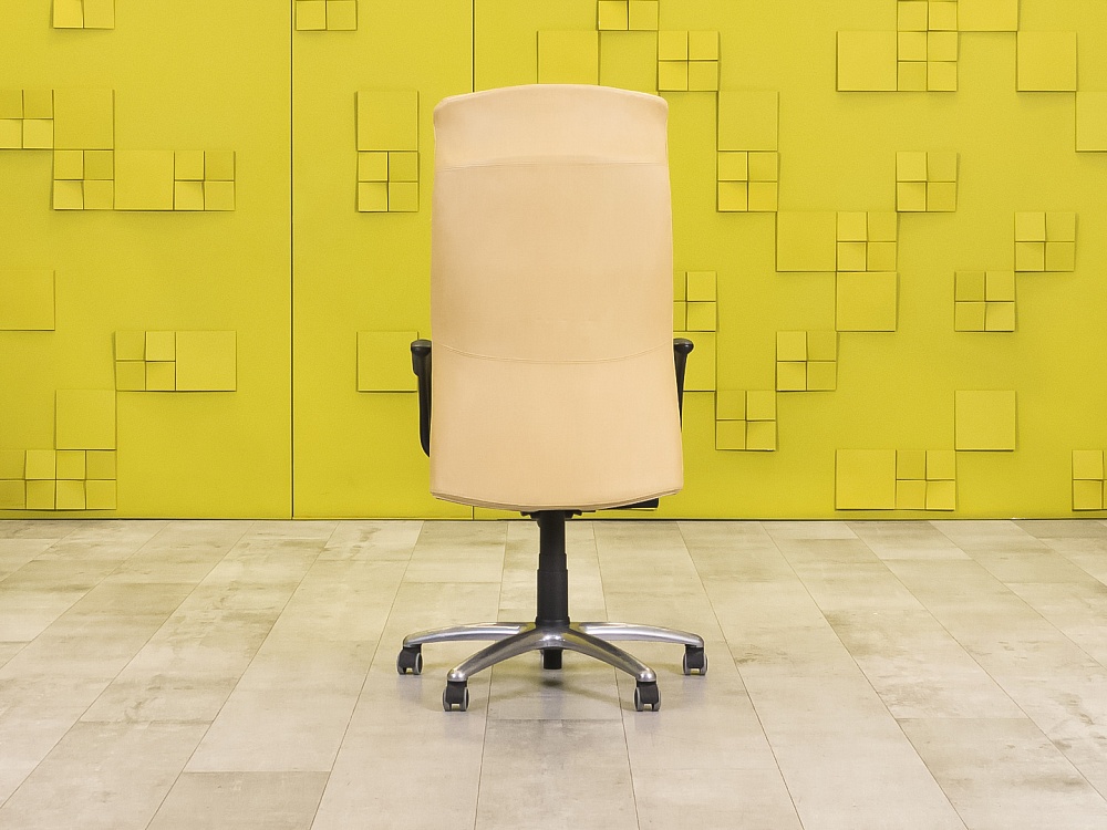 Офисное кресло руководителя на колесах Кожа Бежевый   КРКБ-06055