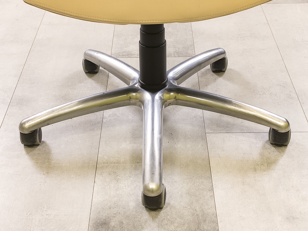 Офисное кресло руководителя на колесах Кожа Бежевый   КРКБ-06055