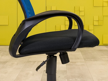 Офисное кресло для персонала на колесах Ирис Ткань Чёрный Россия