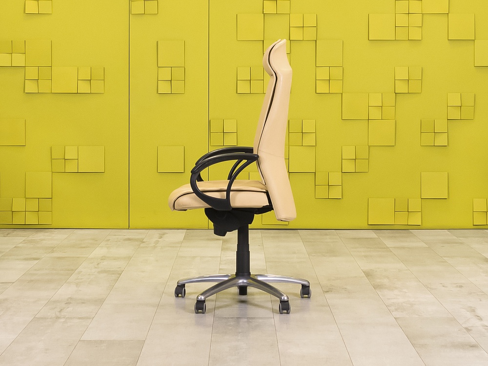 Офисное кресло руководителя на колесах Кожа Бежевый   КРКБ-06055