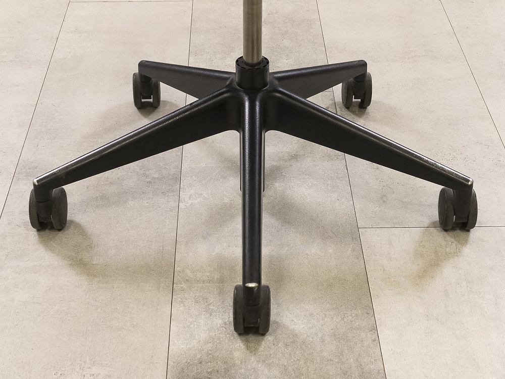 Офисное кресло руководителя на колесах Please 2 Ergonomik Steelcase Кожа Коричневый Германия  КРКК-3