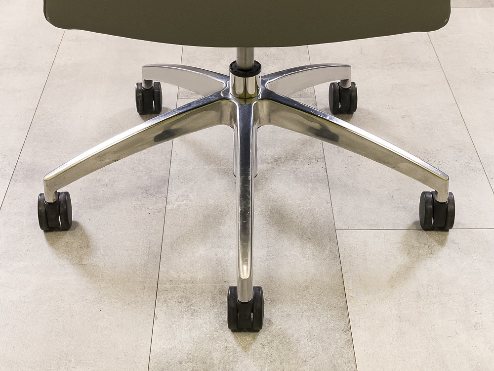 Офисное кресло руководителя на колесах Кожа Серый   КРКС-06055