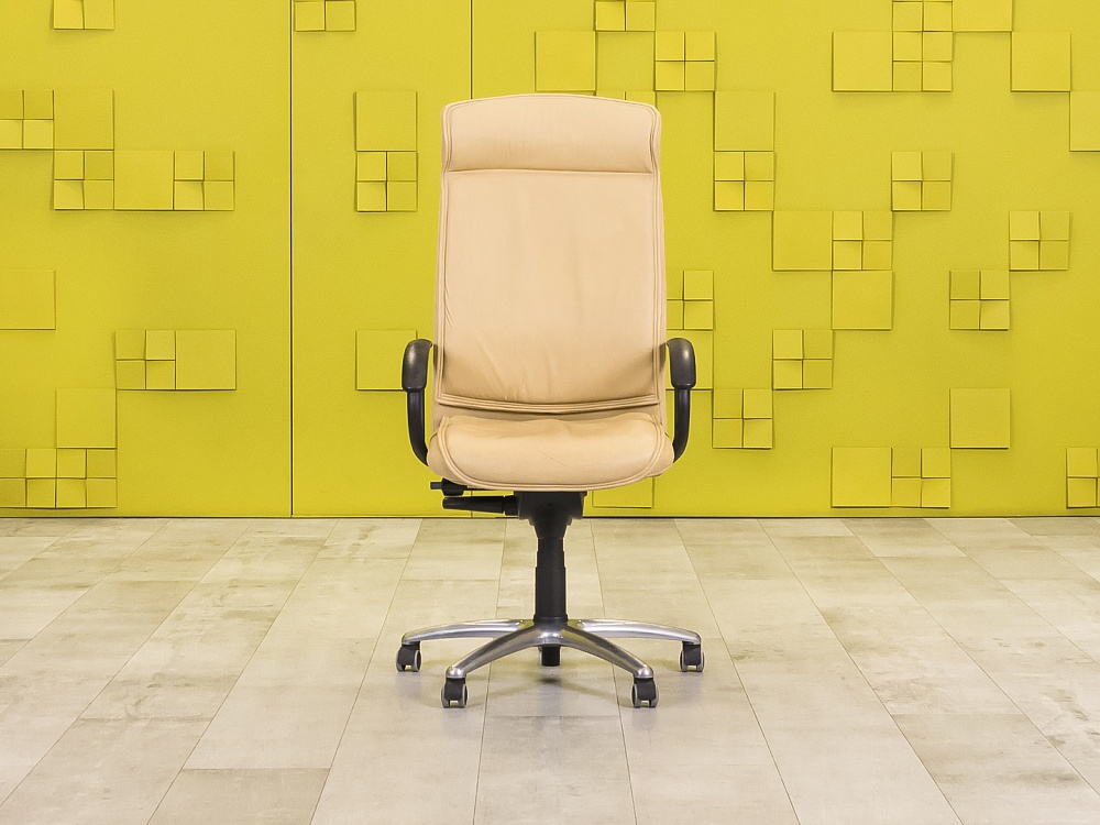 Офисное кресло руководителя на колесах Кожа Бежевый   КРКБ-06055