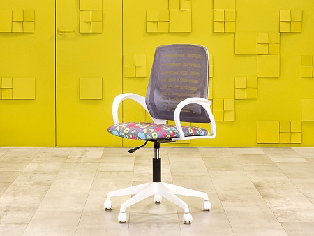 Офисное кресло для персонала на колесах Ирис White серый Ткань Серый; Белый Россия