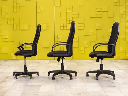 Офисное кресло руководителя на колесах Ткань Чёрный Россия  КРТЧ(а)-211124